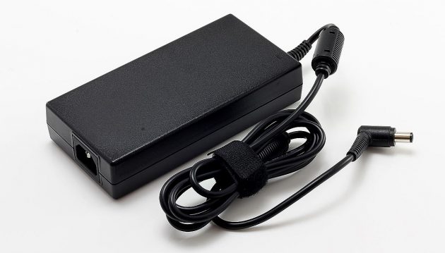 Notebook adapter 230 Watt voor 17M77